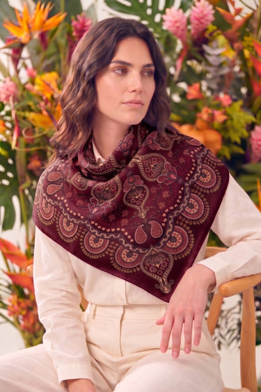 Lenço double face Oriental Astrid bordeaux em cetim de seda | 90x90cm