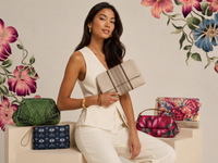 Modelo com clutch Scarf Me