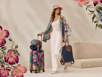 Modelo com mala e caftan estampado