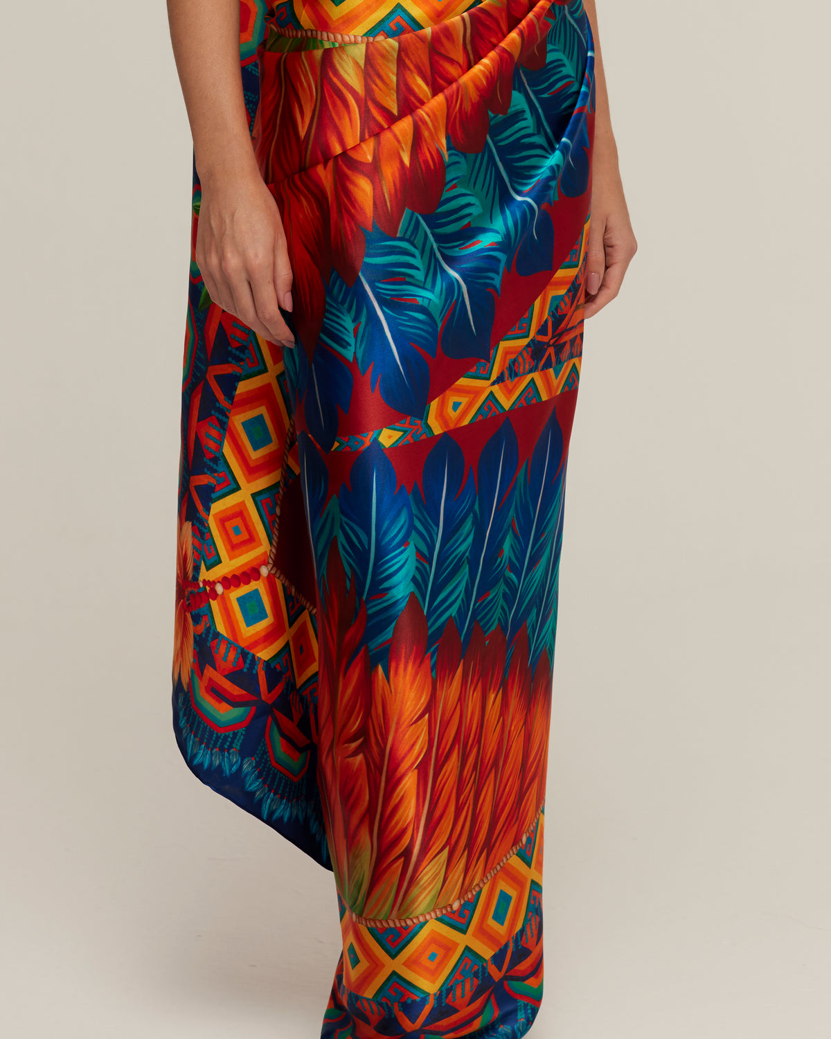Modelo usando lenço longo com estampa vibrante. Estilo tropical e colorido.