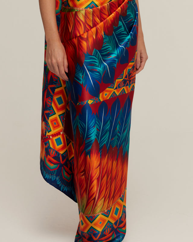 Modelo usando lenço longo com estampa vibrante. Estilo tropical e colorido.