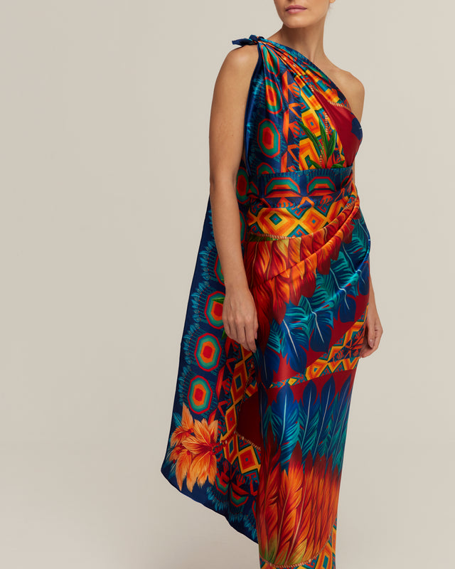 Imagem de mulher vestindo o lenço com estampa colorida vibrante, inspirado na cultura indígena.