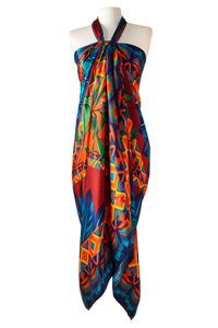 Lenço longo com estampa colorida, gola de laço e tecido sofisticado, perfeito para ocasiões especiais e eventos formais.
