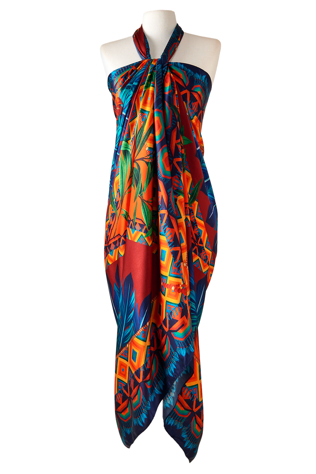 Lenço longo com estampa colorida, gola de laço e tecido sofisticado, perfeito para ocasiões especiais e eventos formais.