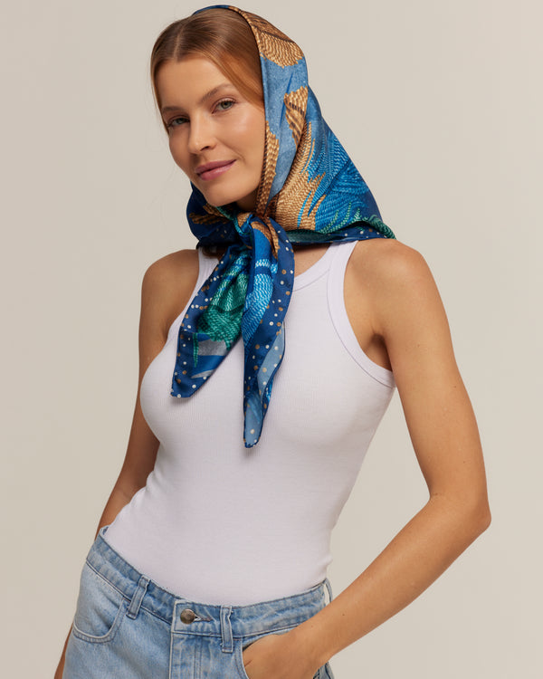 Encanto Tropical scarf in polyester satin | 90x90cm