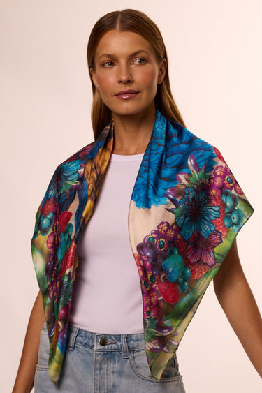 Lenço Arara-azul em cetim de poliéster | 90x90cm