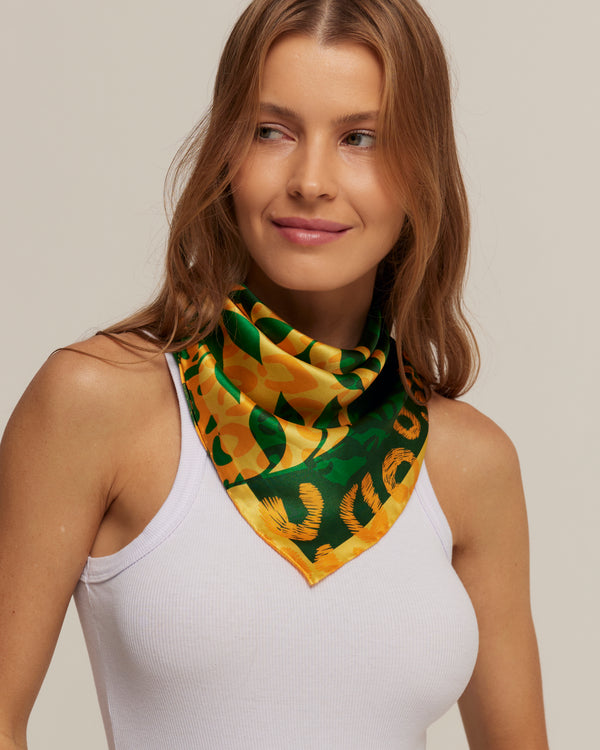 Brasil Animal green double-sided scarf in silk satin | 65x65cm
