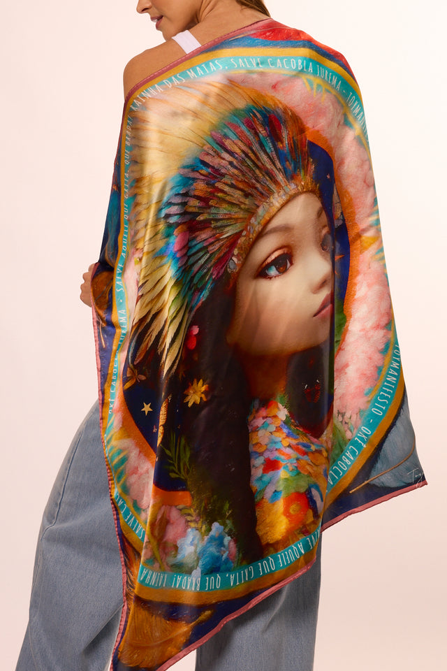 Lenço Brilho de Jurema com ilustração colorida de menina indígena com penas no cabelo, representando cultura indígena brasileira.