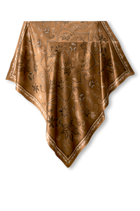 Lenço de seda com estampa e detalhes em tom marrom, perfeito para acessórios de moda e estilo clássico.