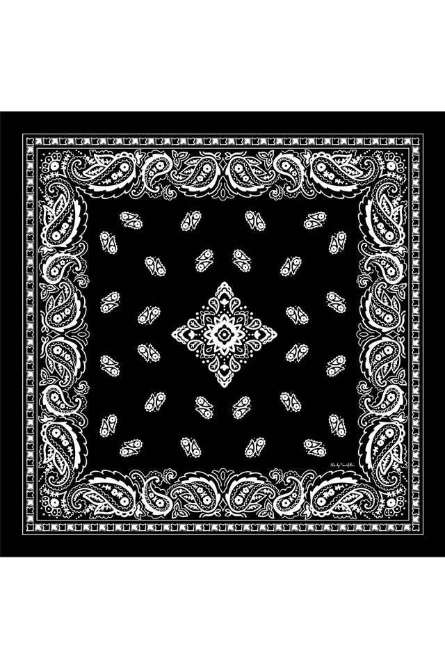 Design do lenço com estampa branca no padrão bandana em fundo preto, com detalhes intricados e estilo clássico.