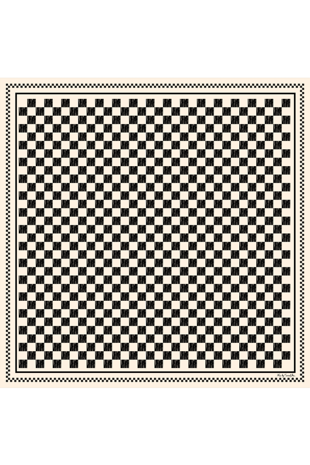 Imagem da estampa double face do lenço Race com padrão de xadrez em preto e branco.