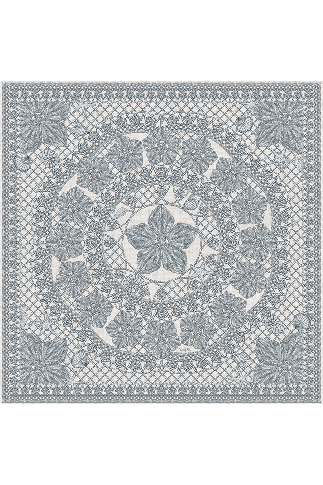 Imagem da estampa do lenço ritos do mar com design floral em detalhes de alta qualidade.