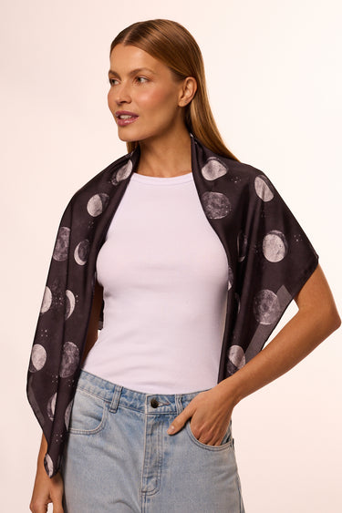 Lenço Fases da Lua em cetim de poliéster | 90x90cm