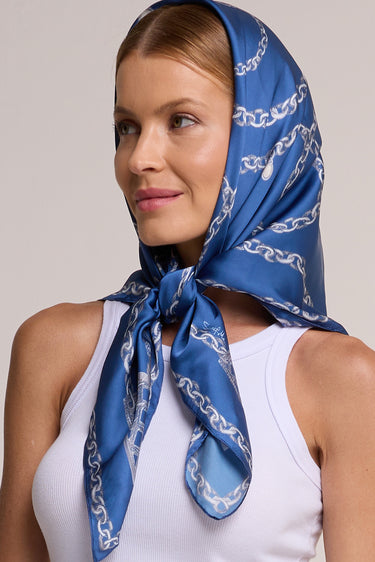 Lenço Gold Chains azul marinho em cetim de seda | 90x90cm