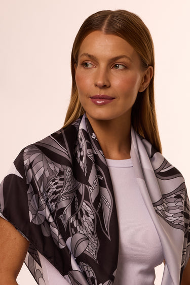 Lenço Ramos de Púrpura preto em cetim de poliéster | 90x90cm