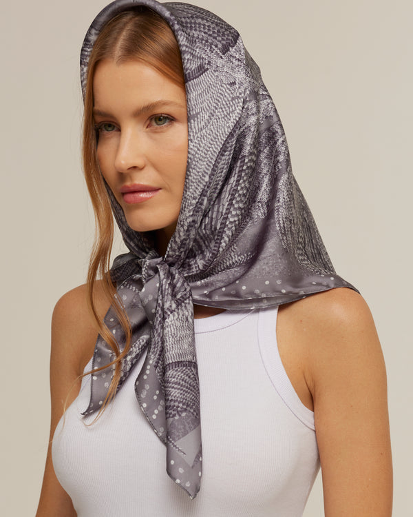 Reflexo Estelar scarf in polyester satin | 90x90cm