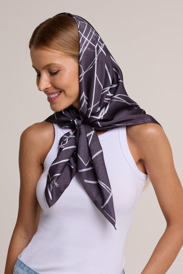 Roteiro SP black scarf in polyester satin | 90x90cm