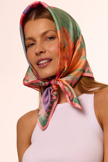 Lenço Toymanifesto Guardiã dos Portais em cetim de poliéster | 70x70cm