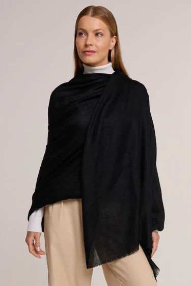 Modelo com poncho de cashmere preto